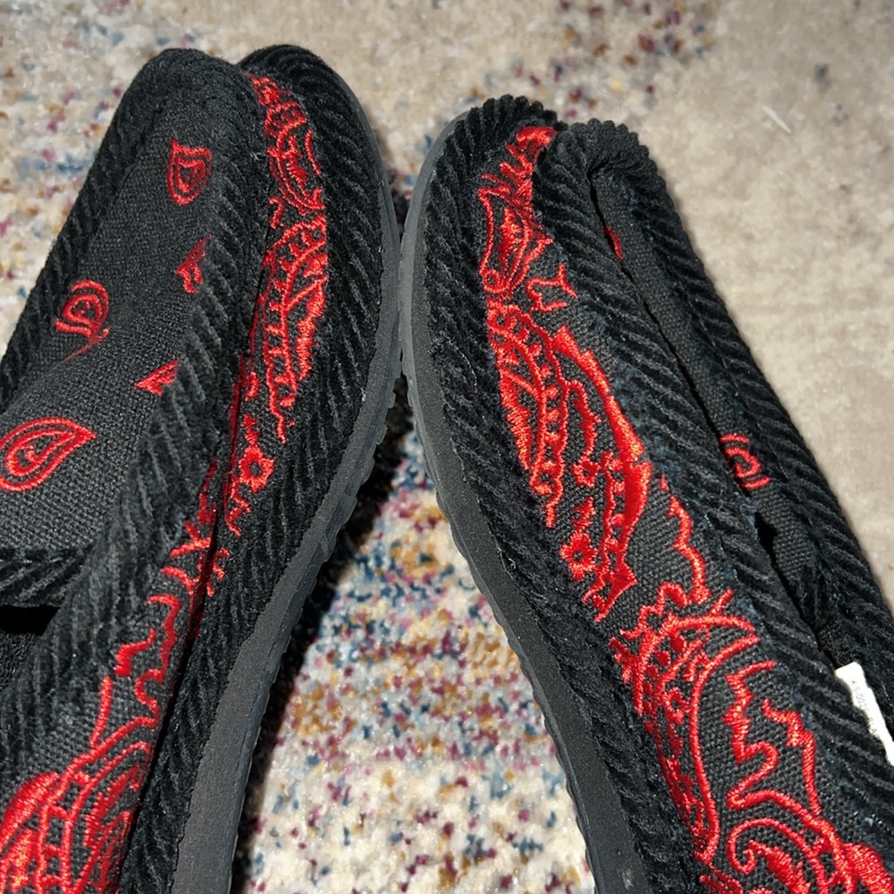 LIKE NEW Trooper America Unisex Bandana Paisley Slip On Shoes BLACK/RED M4/W6 - Picture 9 of 9